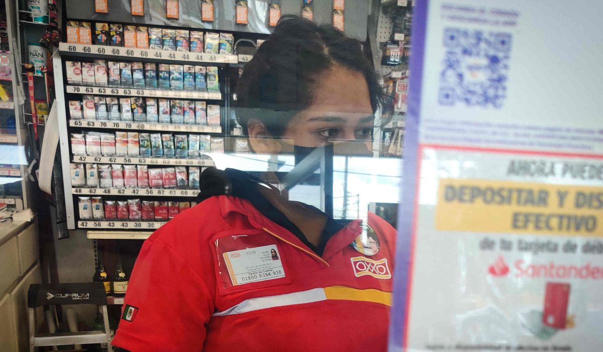 Trabajadora realizando depósitos en Oxxo