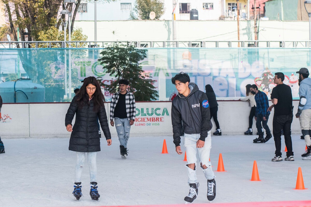 imagen de personas en pista de hielo