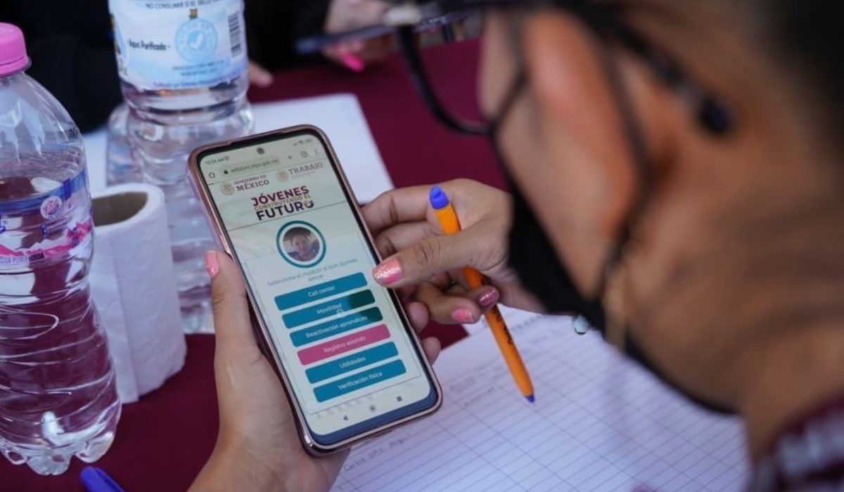 Becaria checando su plataforma Jóvenes Construyendo el Futuro