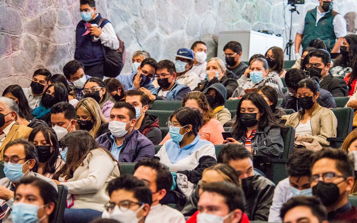 alumnos en auditorio del uaemex