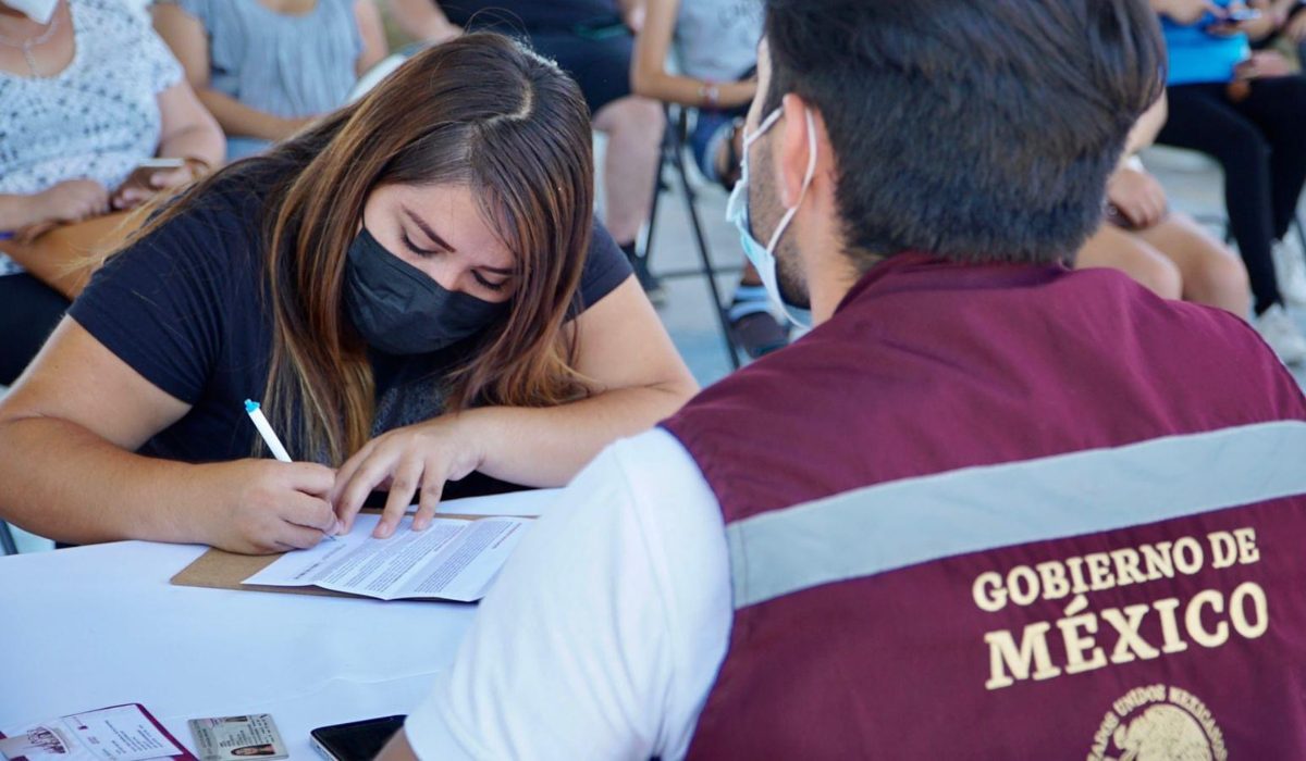 Aprendices realizando su registro en las oficinas moviles