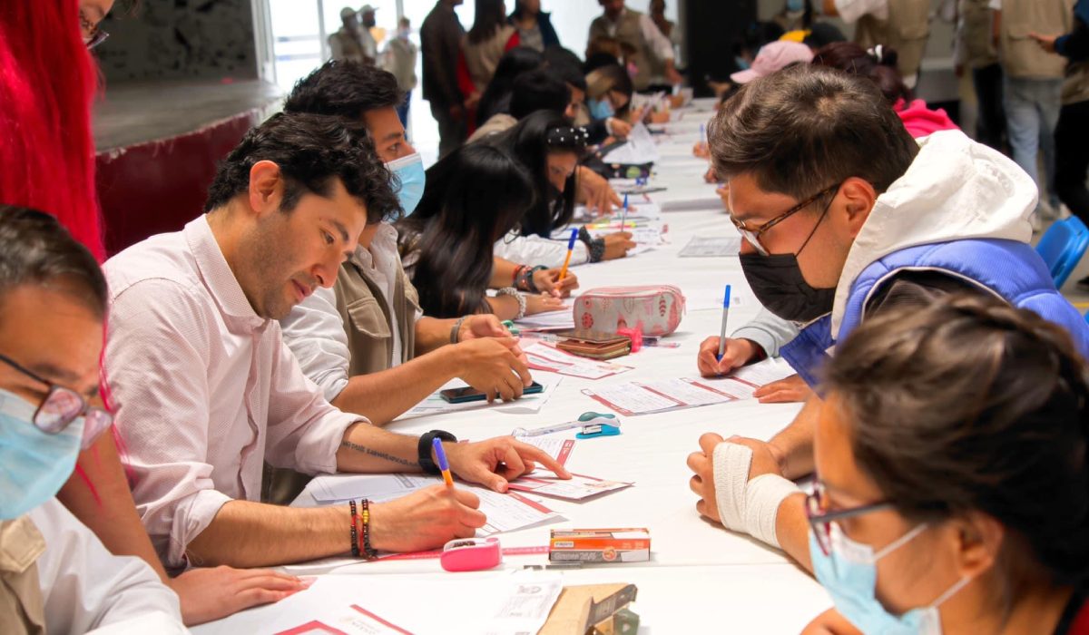 Aprendices haciendo su registro en la plataforma Jóvenes Construyendo el Futuro 