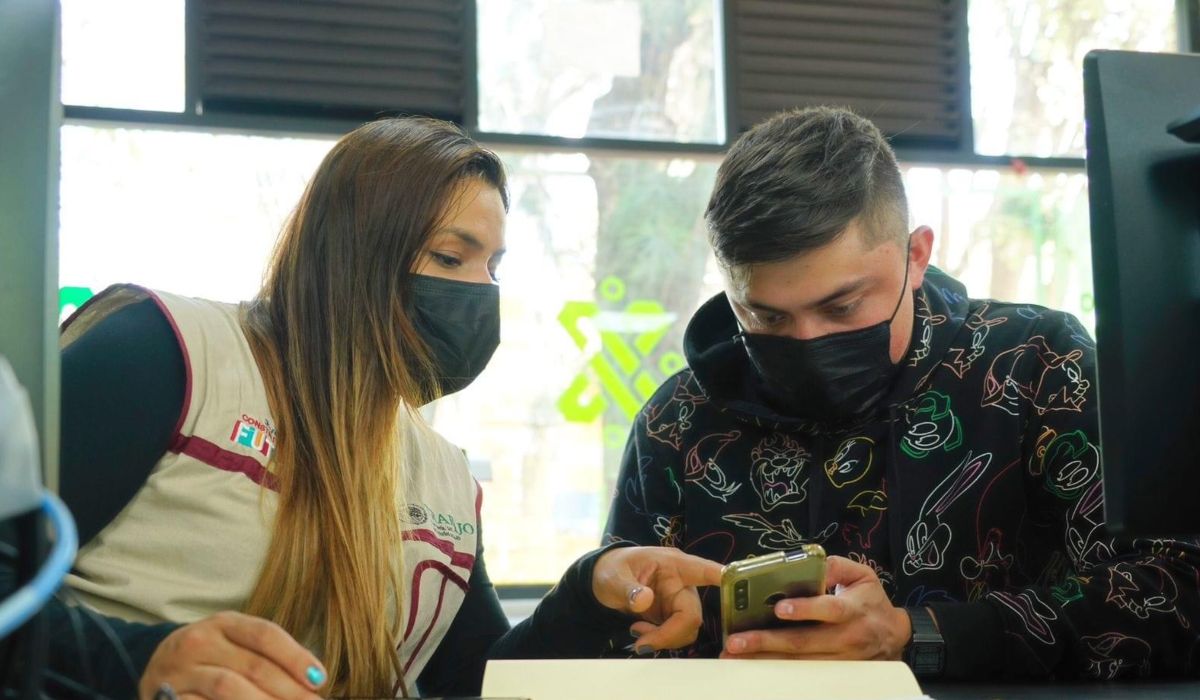 Joven realizando su registro en la plataforma Jóvenes Construyendo el Futuro