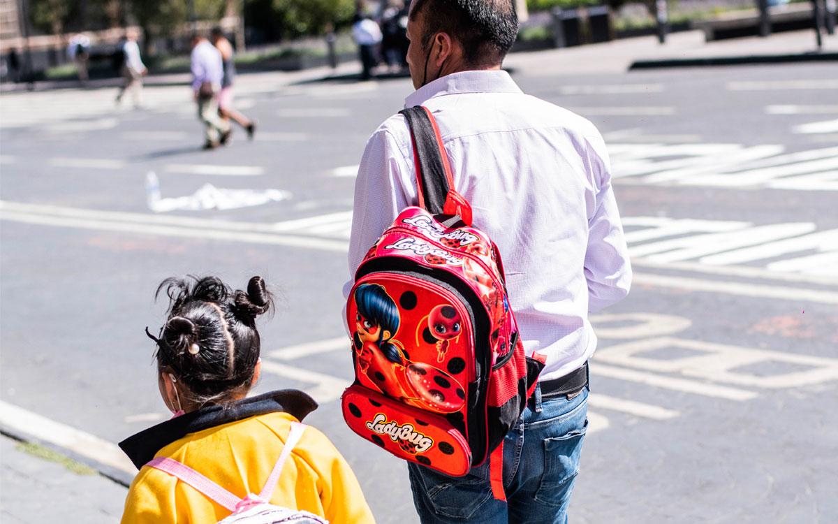 papa e hija en el regreso a clases 2023