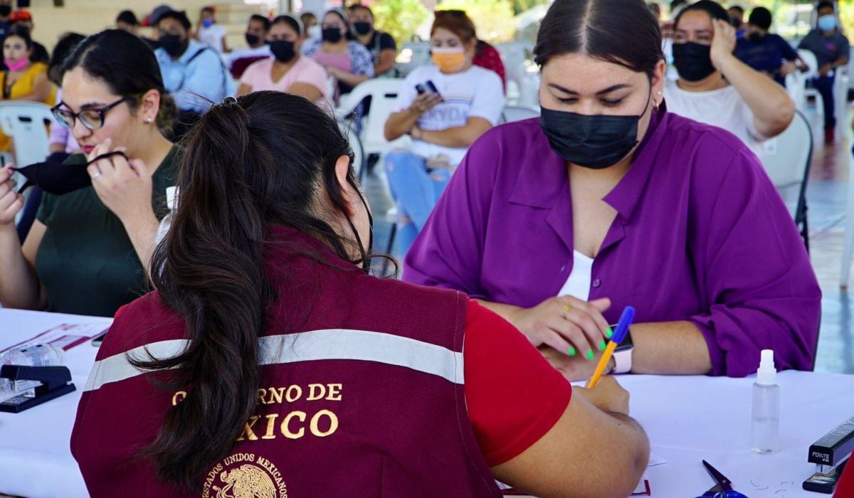 Personas haciendo el registro en la plataforma jovenes construyendo el futuro
