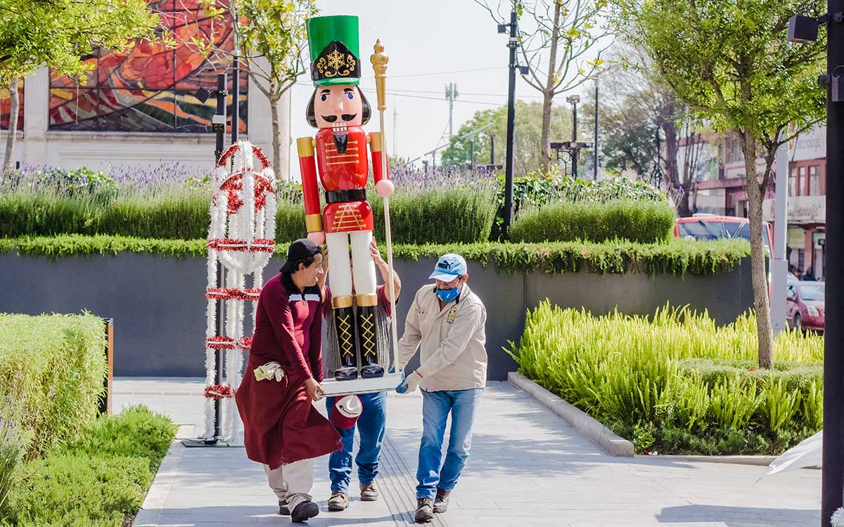 trabajadores levantando adornos de navidad en toluca