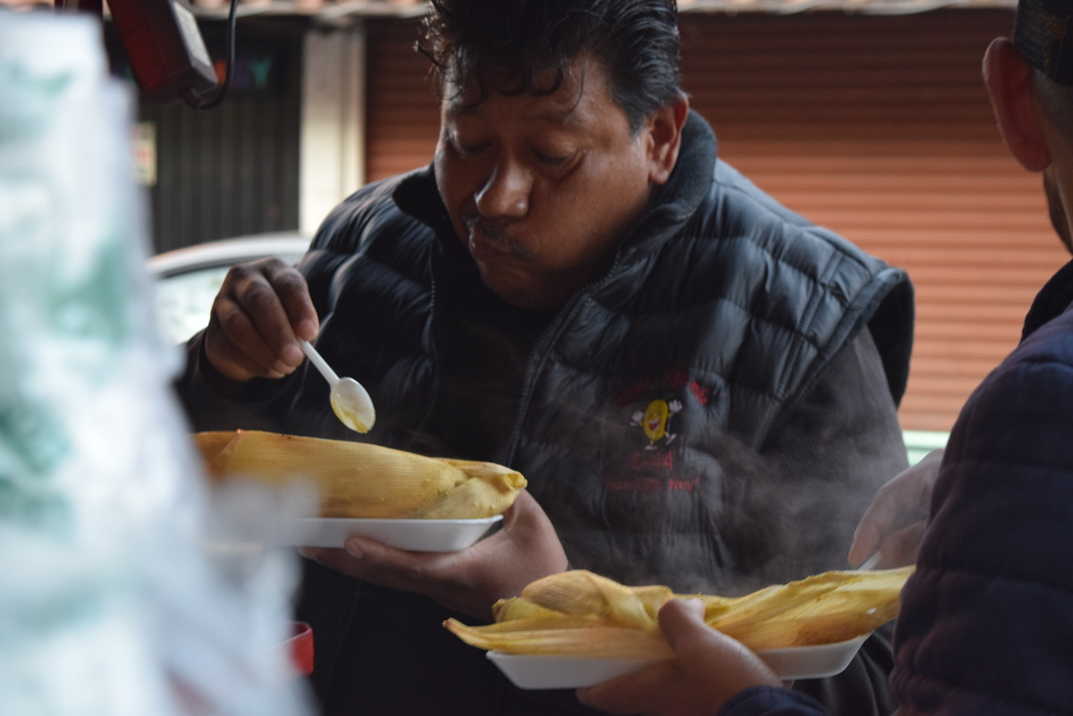 imagen de cliente comiendo tamales para el dia de la candelaria