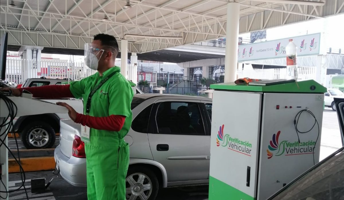 Personal checando la cita de verificación Estado de México