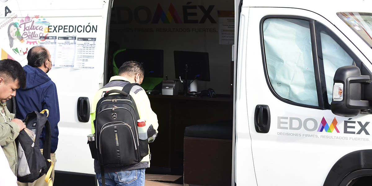 ¿Dónde están las unidades móviles para tramitar mi licencia de conducir?