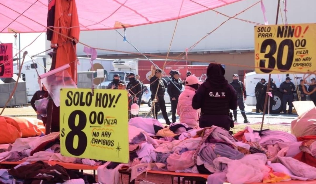Clausuran mercado de ropa en Toluca por vender ropa con piojos