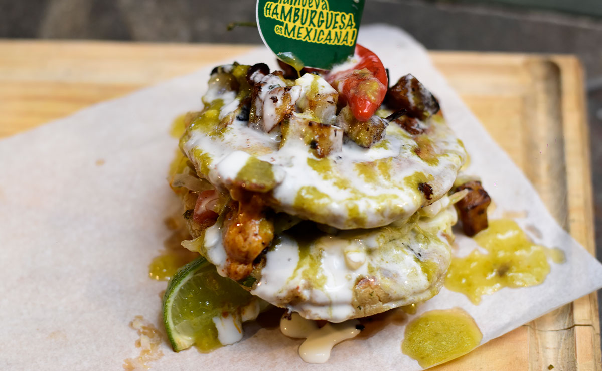 Hamburguesa de gorditas de la antojería local de Toluca