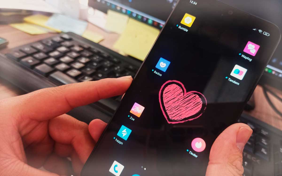 celular con apps de citas 14 de febrero