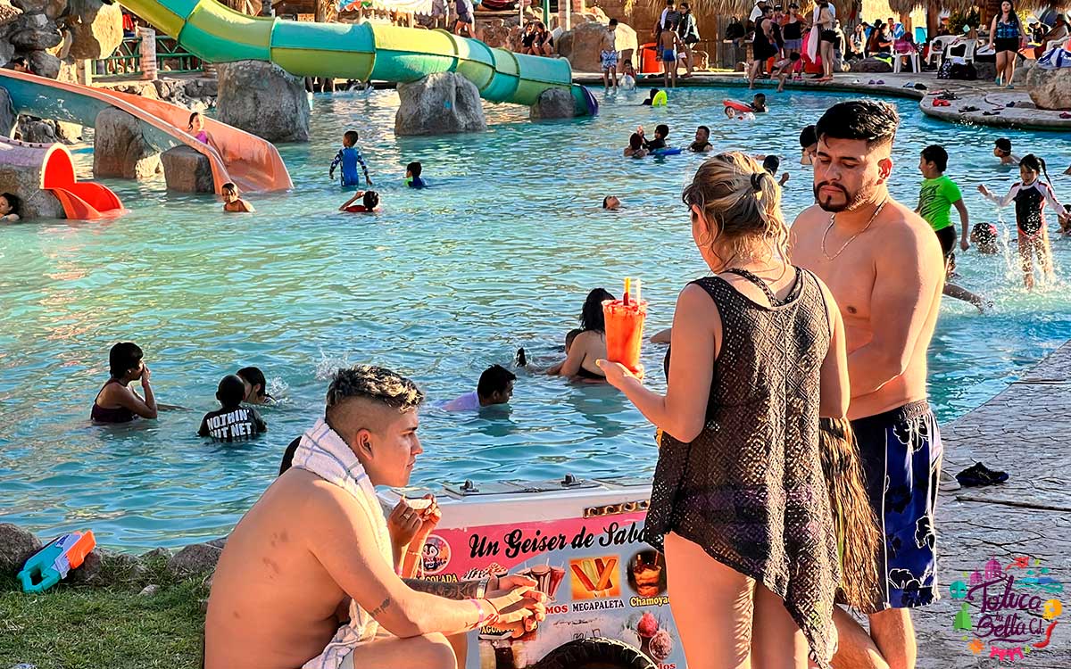 personas en alberca disfrutando de vacaciones semana santa 2023 nivel basico sep