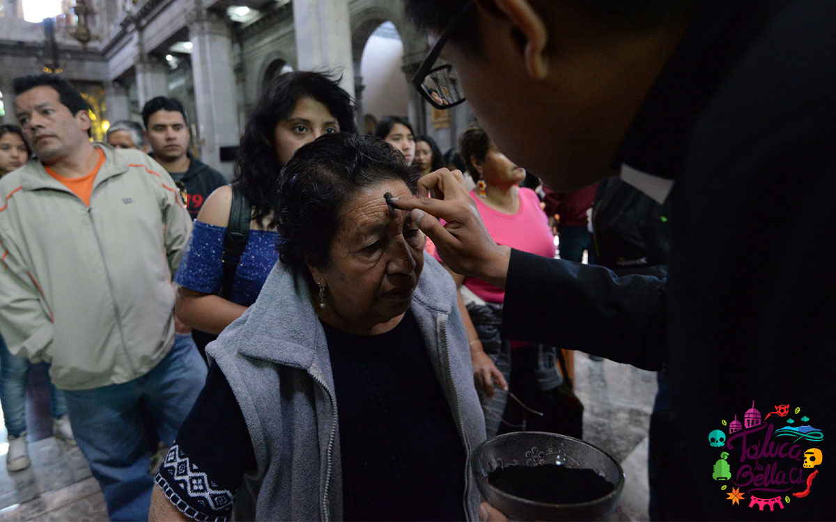 colocando ceniza el miércoles de ceniza 2023