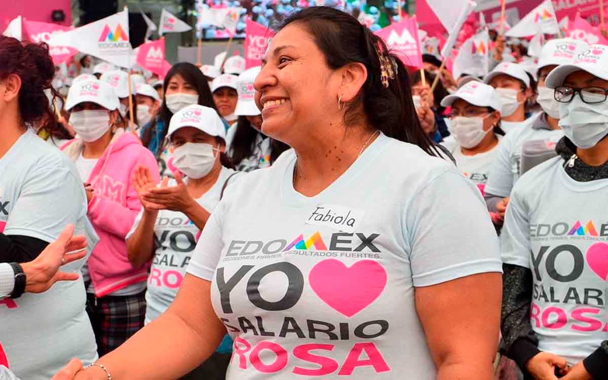 mujer recibiendo salario rosa 2023 en tarjeta rosa