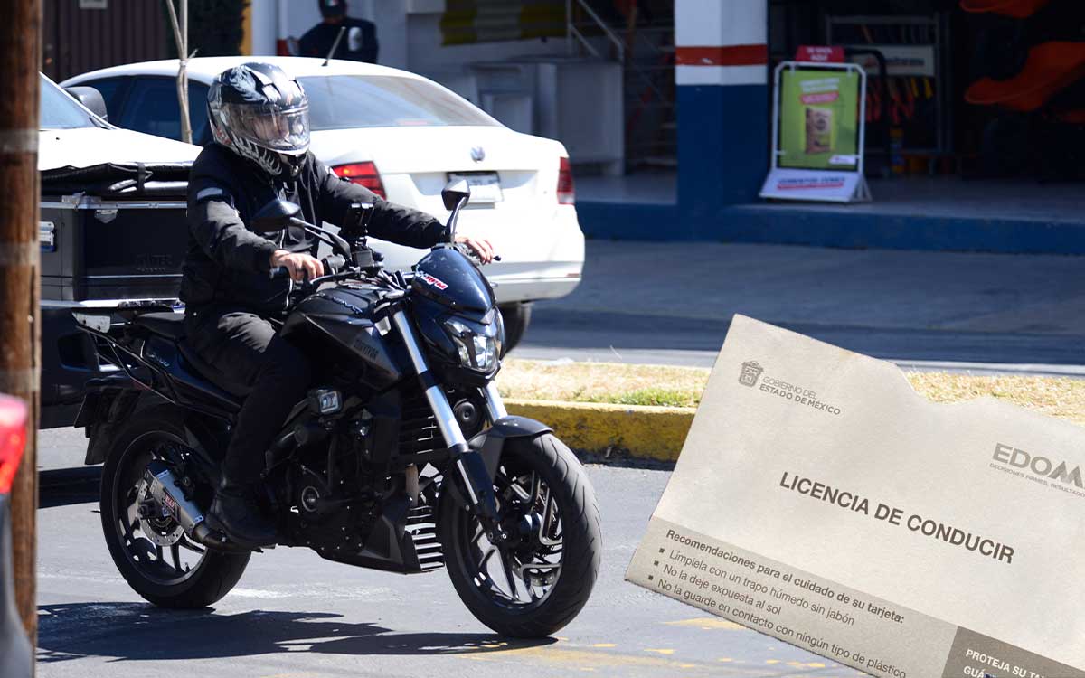 persona manejando con licencia edomex 2023 para motociclista