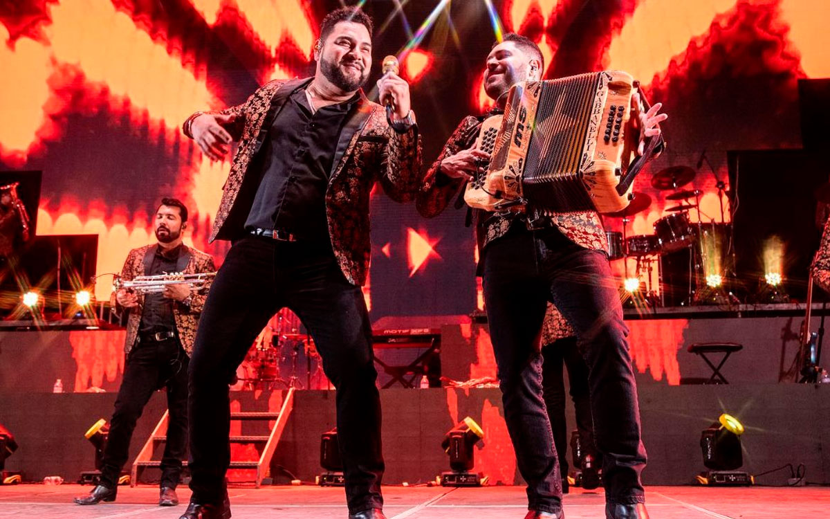 Integrantes cantando y tocando en cocnierto banda ms en metepec 2023