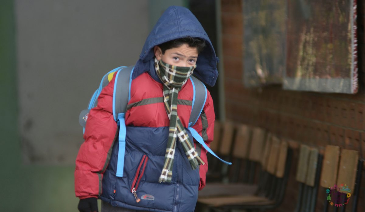 alumnos abrigados por el frente frio 2023