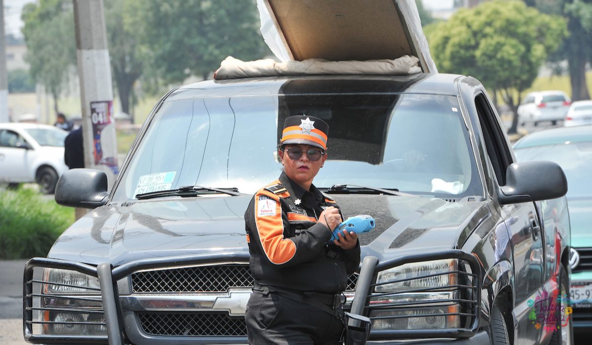 Policías realizando multas de tránsito Estado de México