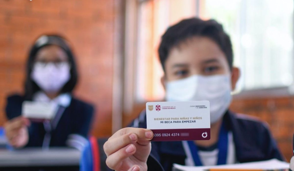 niño con su tarjeta de mi beca para empezar 2023