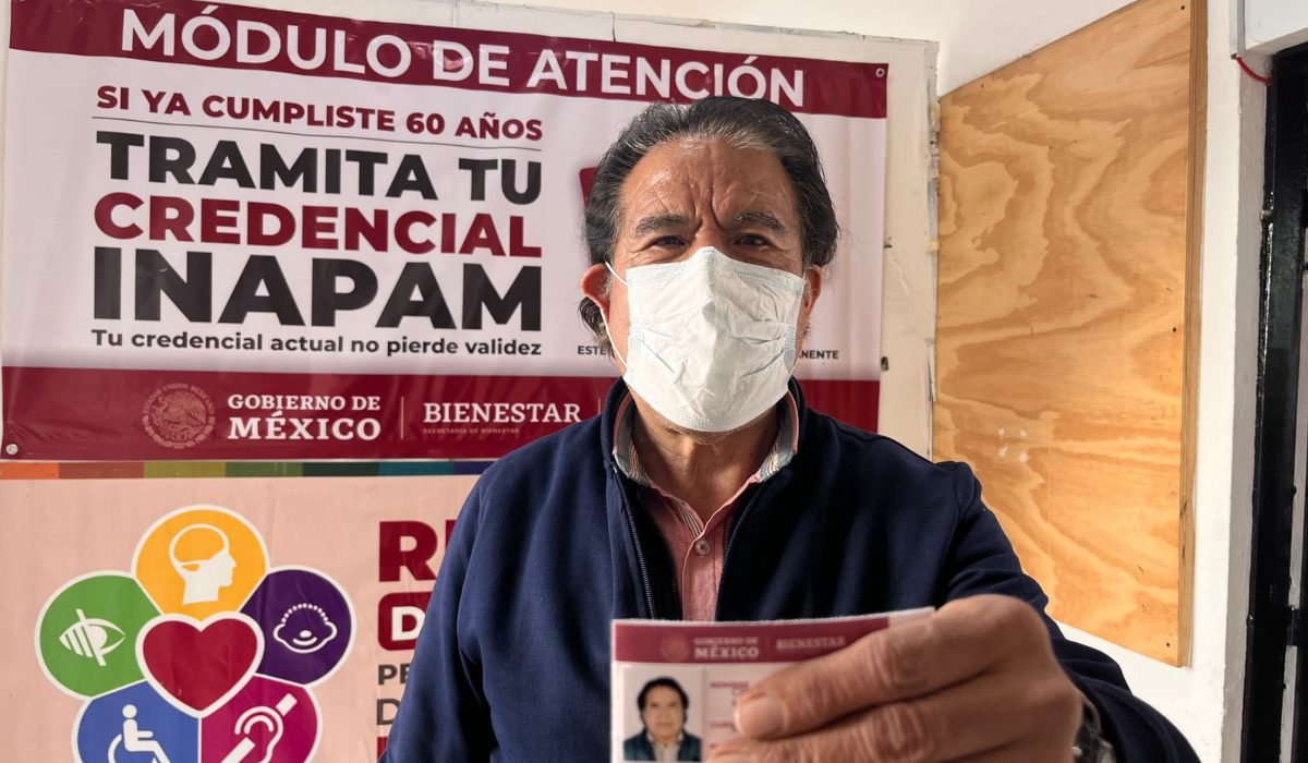 Adulto mayor con su tarjeta INAPAM 2023