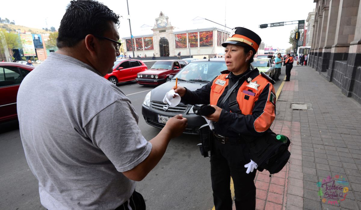 Policía realizando una multa por Licencia vencida Estado de México