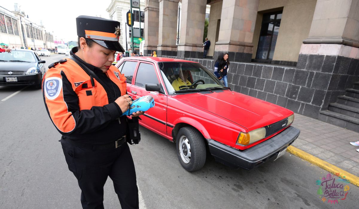 Policias multando por no traer la licencia Estado de México