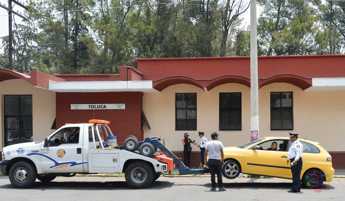 Grúa llevándose un auto 2023