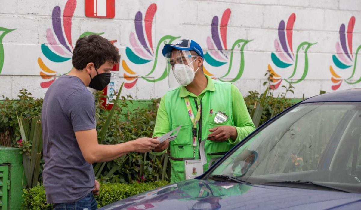 Personal ayudando a mexiquense en trámite de verificación