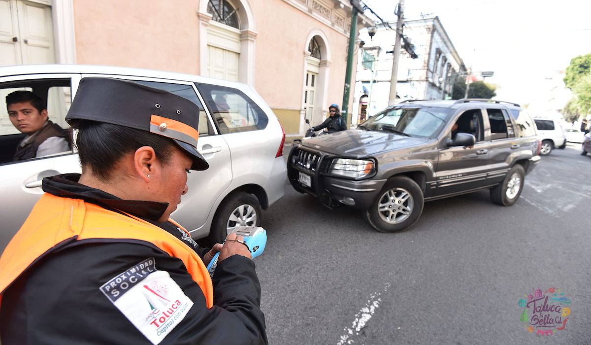 Policía multando a un chofer