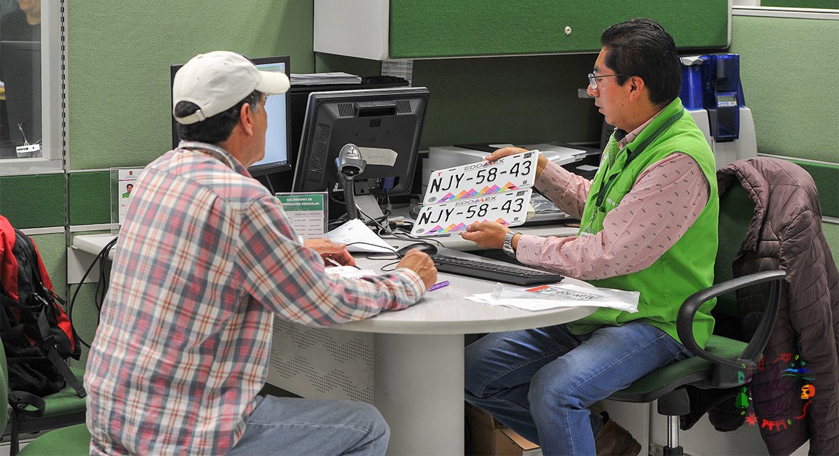 Contribuyente renovando sus placas del Edomex de manera presencial