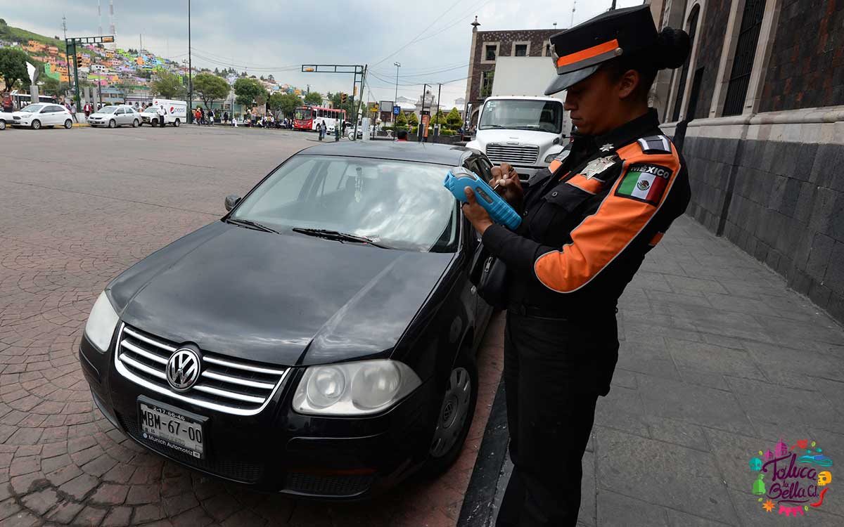 oficial poniendo multa por manejar sin licencia en estado de mexico 2023