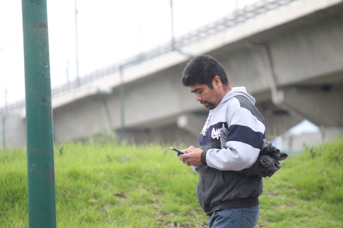 imagen de persona usando celular por tema de proteger tus datos