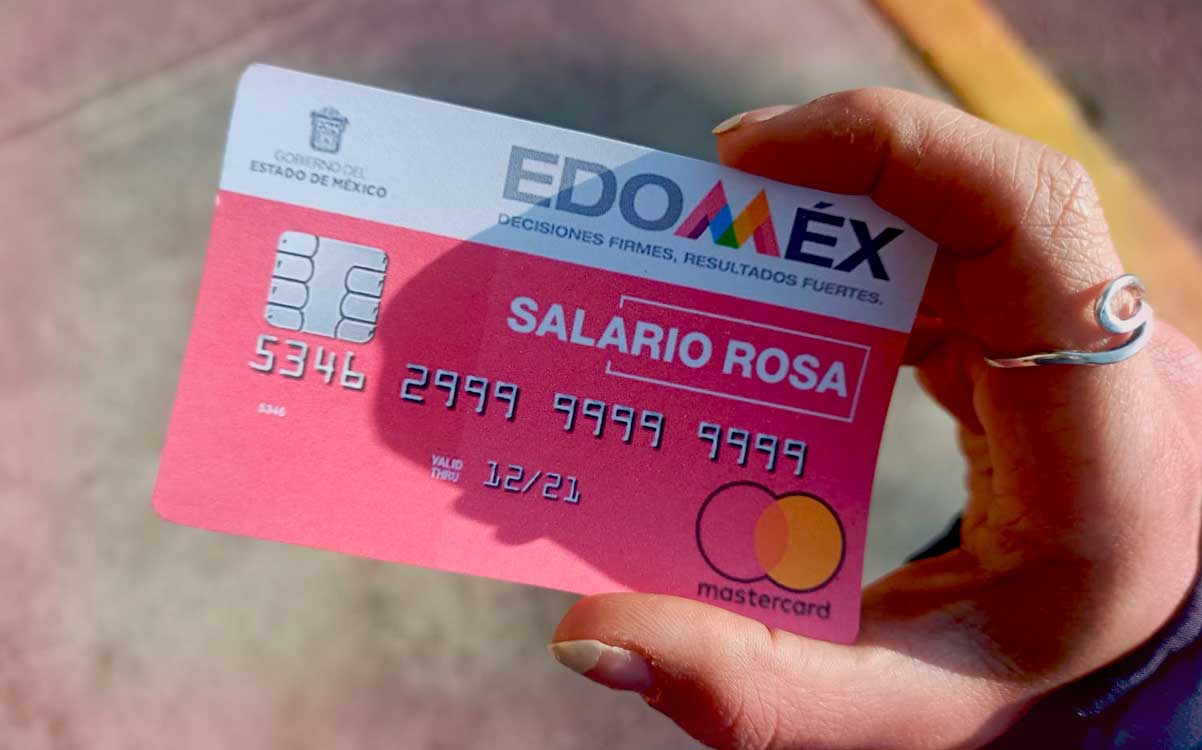 mujer con tarjeta rosa 2023 en edomex esperando salario rosa 2023