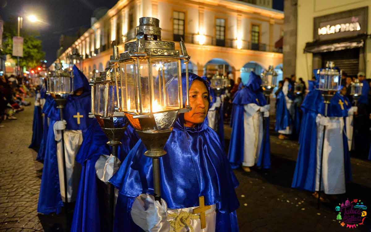 personas participando en procesion del silencio en semana santa 2023