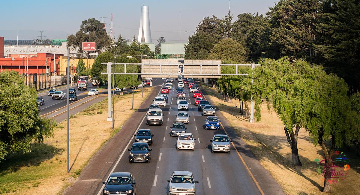 Automóviles circulando por Av. Paseo Tollocan