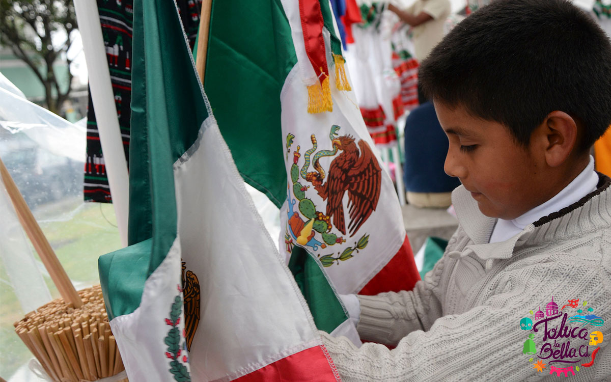 niño celebrando dia de la bandera 2023 el 24 de febrero en clases sep