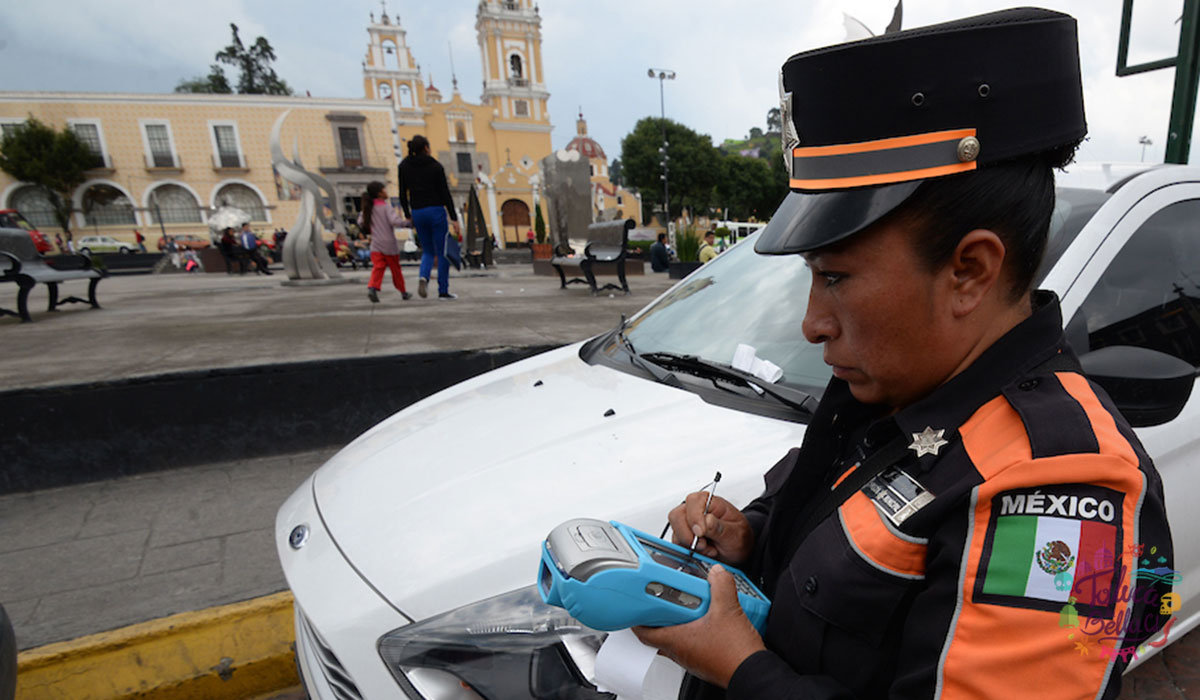 Esto es lo que te sale en el 2023, la multa por utilizar el celular mientras conduces por las vialidades del Estado de México (Edoméx).