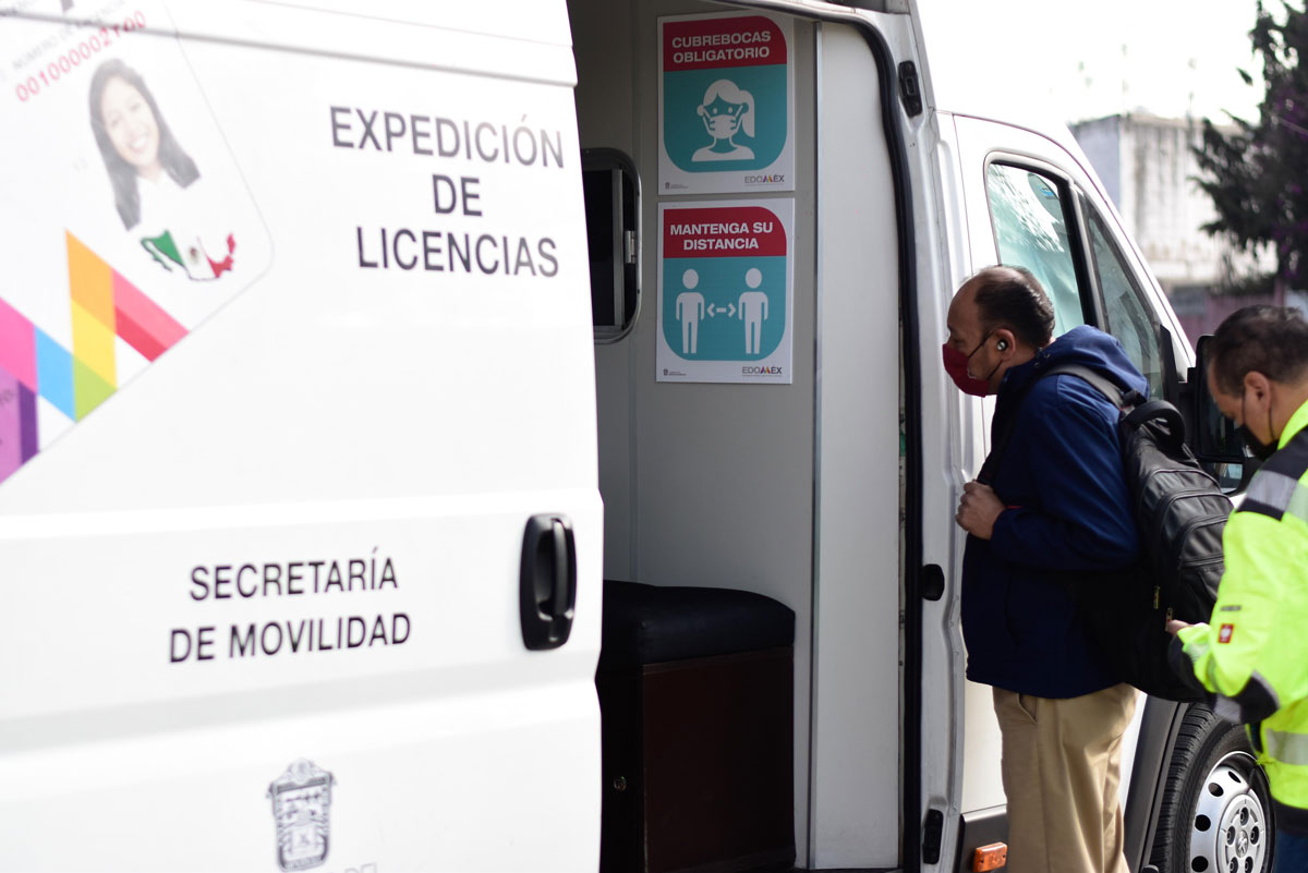Personas expidiendo la licencia de conducir EdoMéx 2023