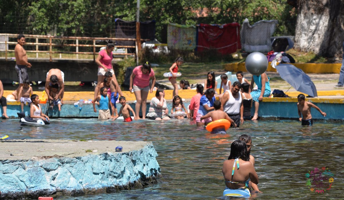 Personas jugando en las albercas