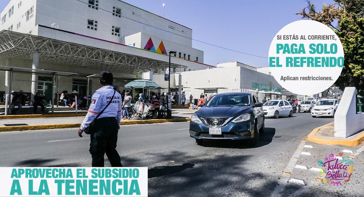 Policía de tránsito verificando que automovilistas estén al corriente con su pago de tenencia y refrendo