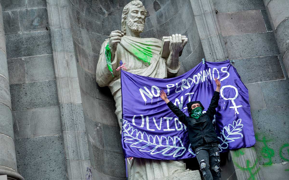 integrante de marcha feminista 8m toluca 2023