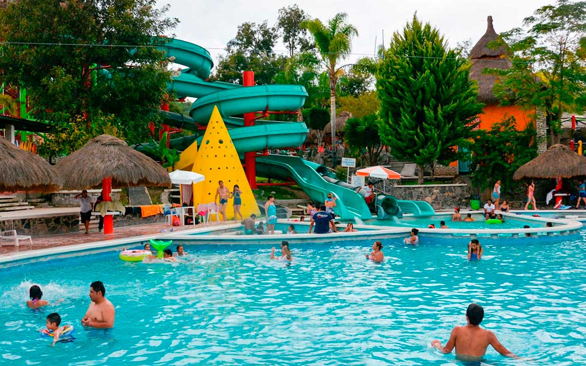 personas disfrutando balnearios de mexico en vacaciones de semana santa 2023
