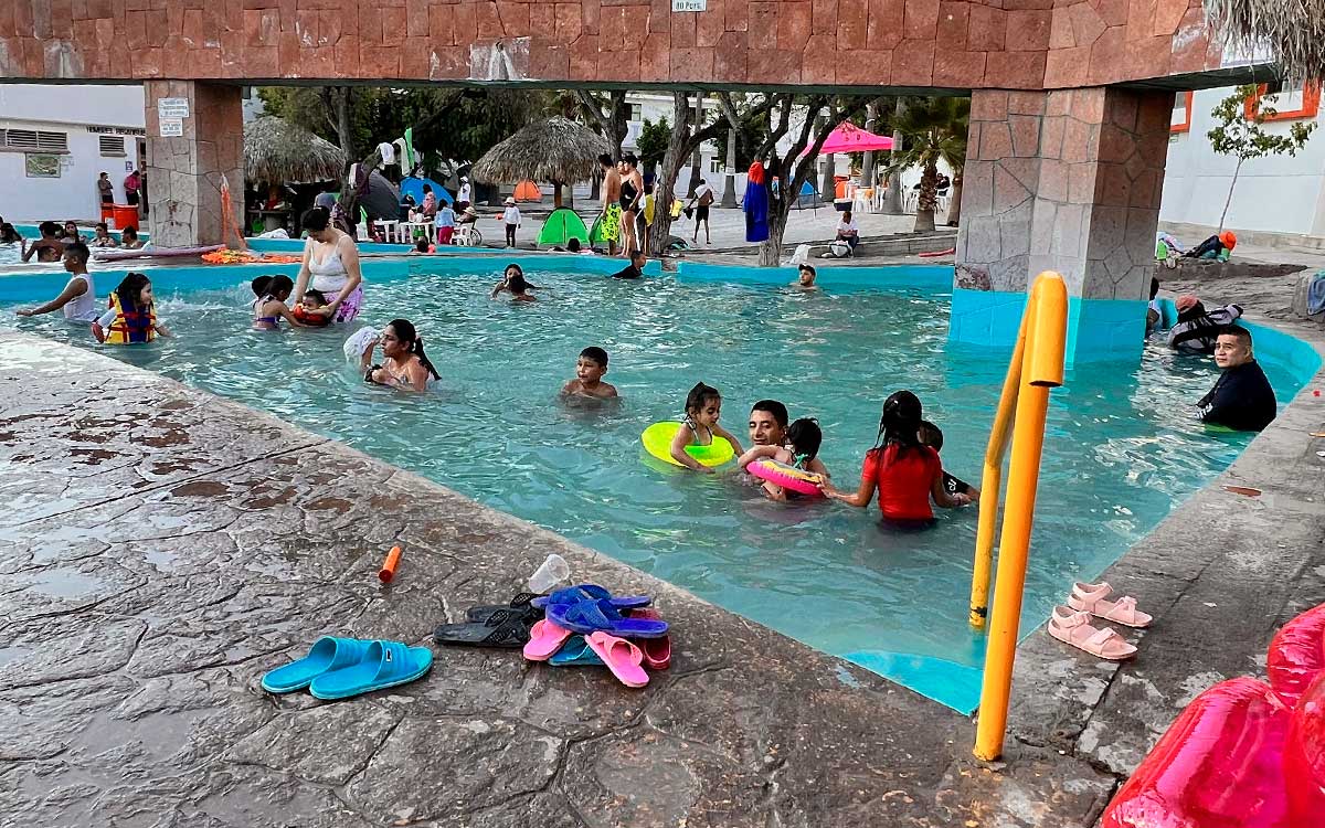 personas disfrutando alberca en vacaciones de semana santa 2023