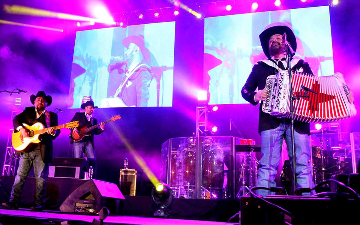 artista cantando en concierto de intocable en toluca 2023