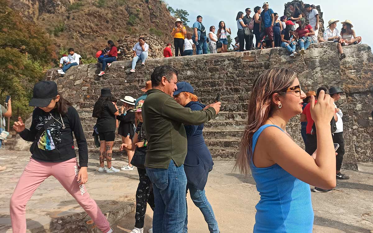 personas disfrutando vacaciones de semana santa 2023 sep en el tepozteco