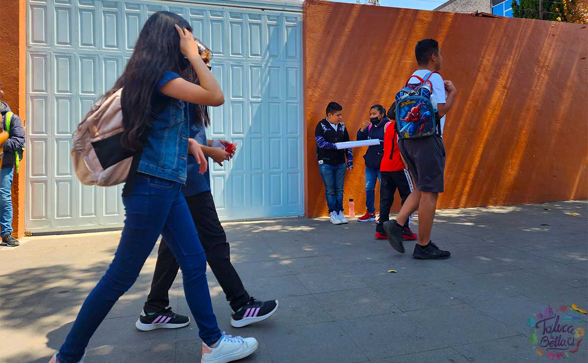 Niñas entrando a la secundaria en Edomex