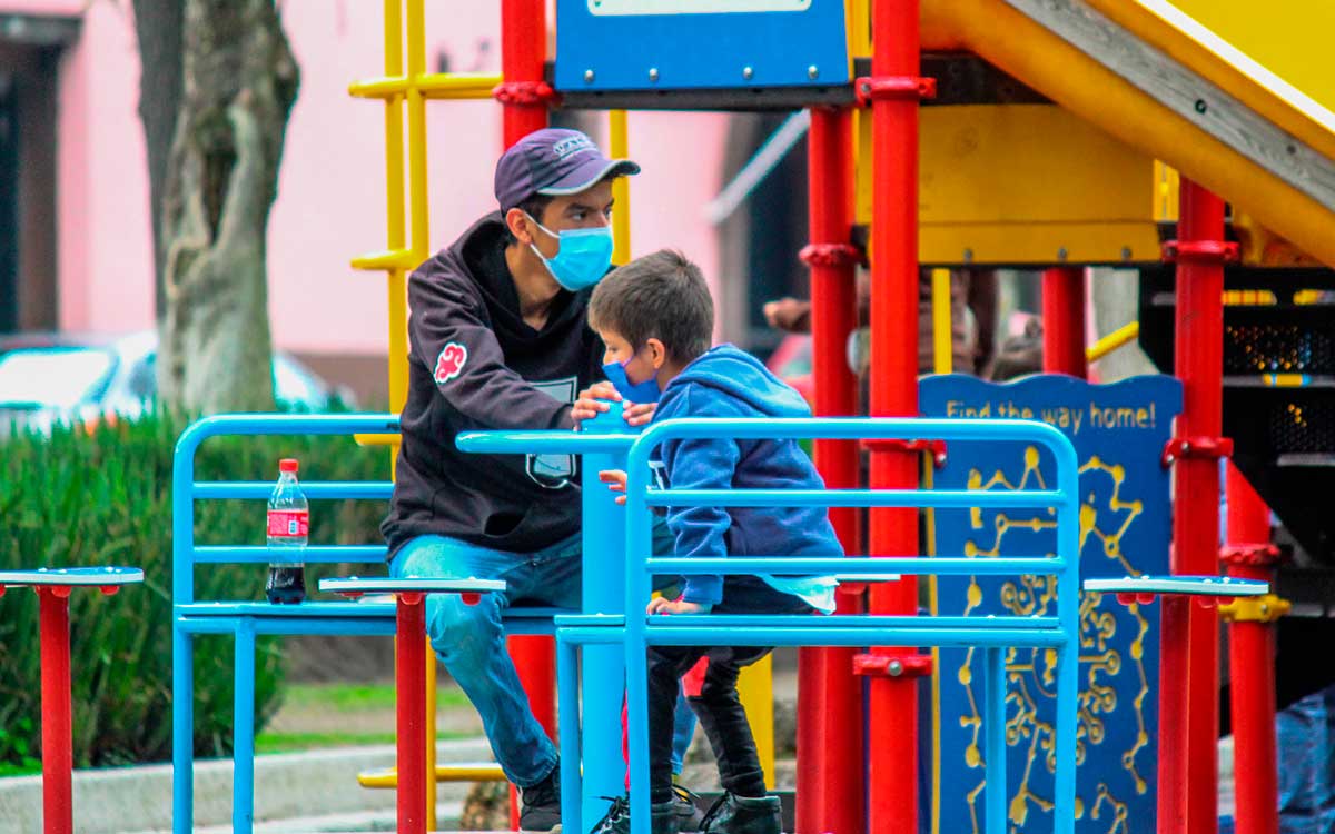 niño divirtiendose en vacaciones de semana santa 2023 sep