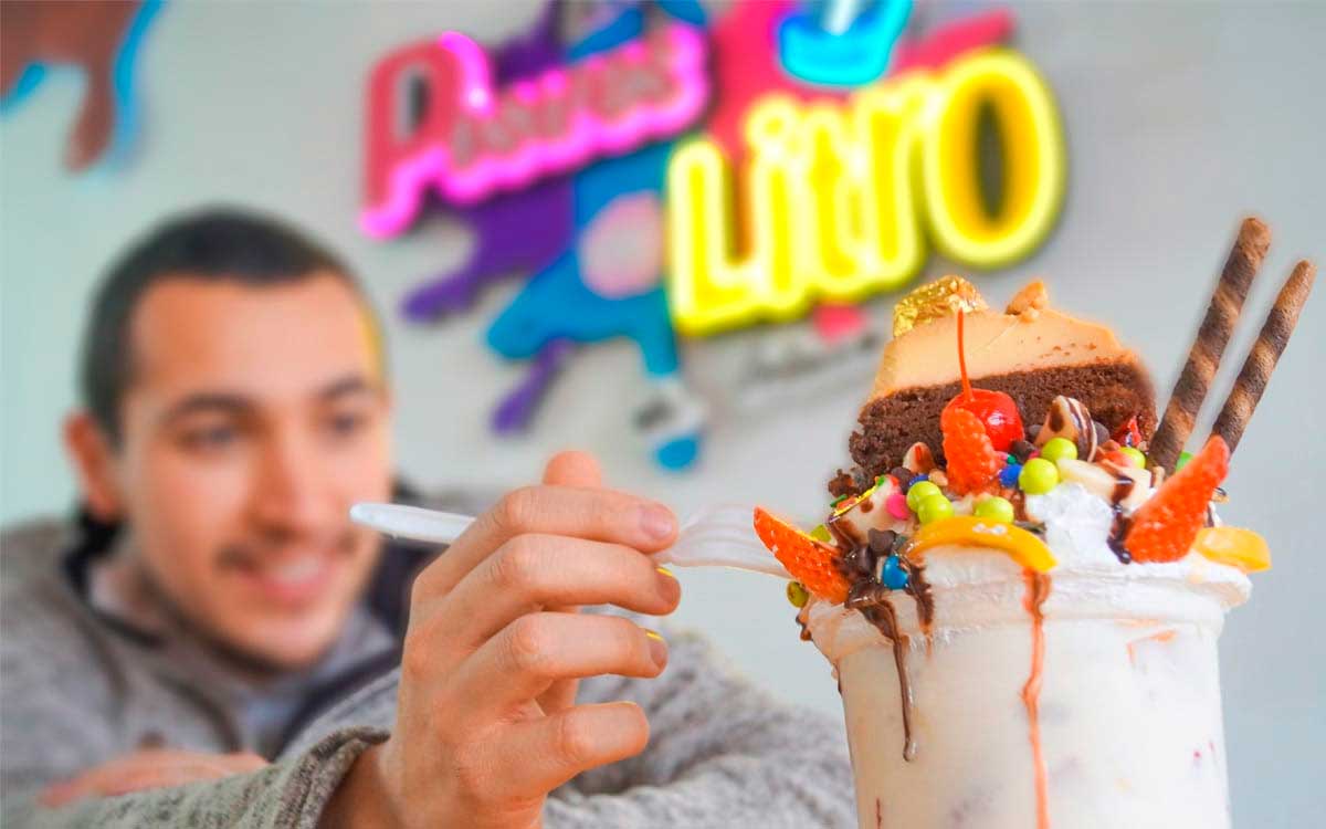 perona probando delicioso postre de litro toluca