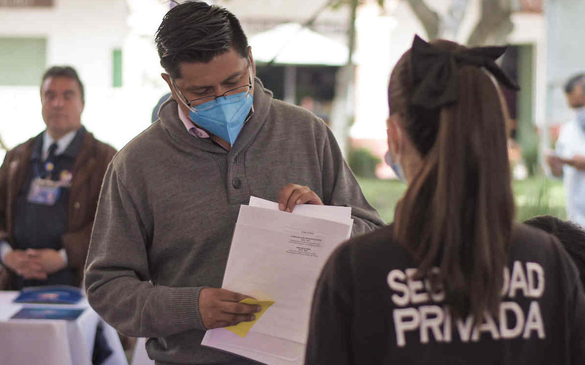 persona solicitando apoyo al desempleo edomex